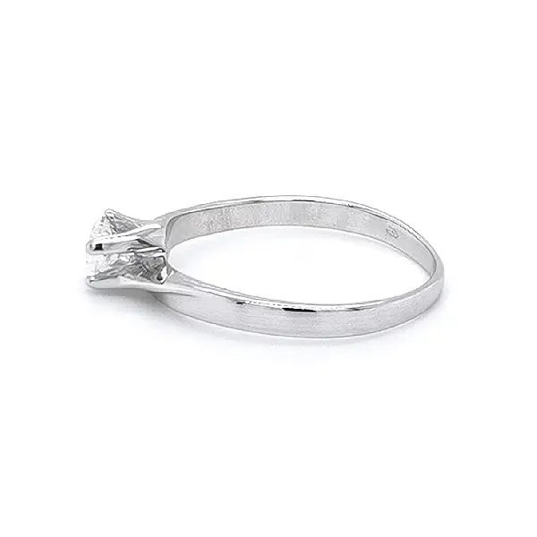 Nhẫn đính hôn bằng vàng trắng và zircon