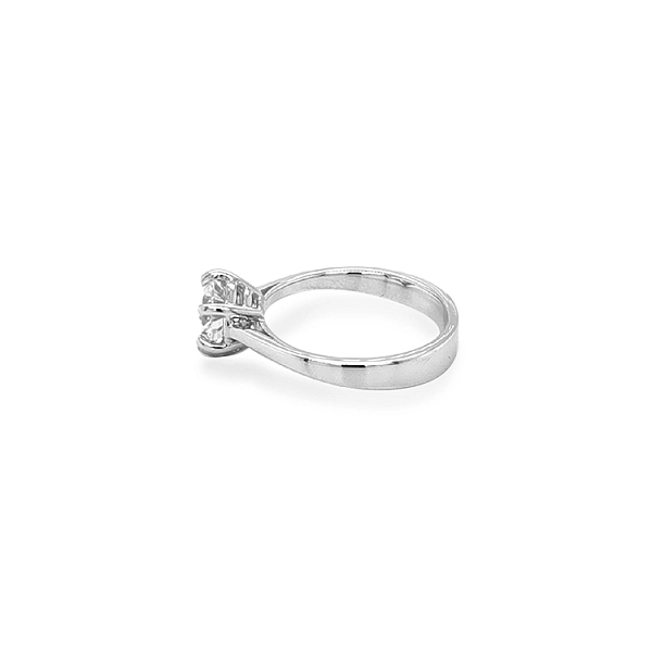 Nhẫn đính hôn bằng vàng với đá zircon