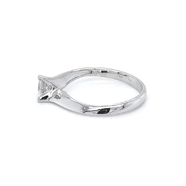 Nhẫn đính hôn bằng vàng trắng và zircon