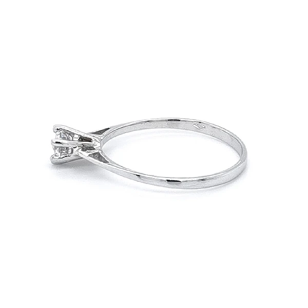 Nhẫn đính hôn bằng vàng trắng và zircon