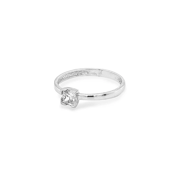 Nhẫn đính hôn bằng vàng với đá zircon