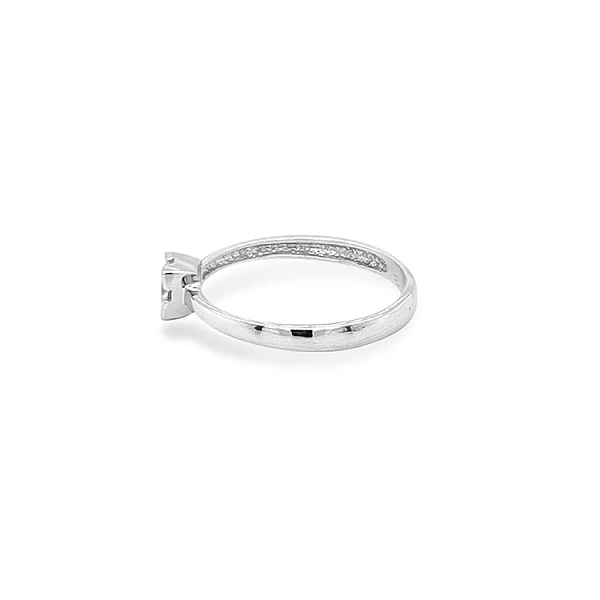 Nhẫn đính hôn bằng vàng với đá zircon
