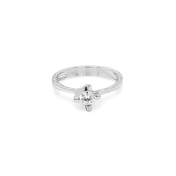 Nhẫn đính hôn bằng vàng với đá zircon