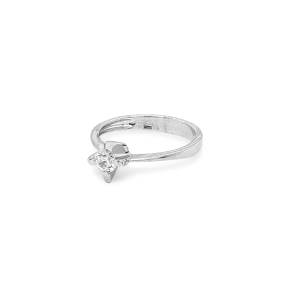Nhẫn đính hôn bằng vàng với đá zircon