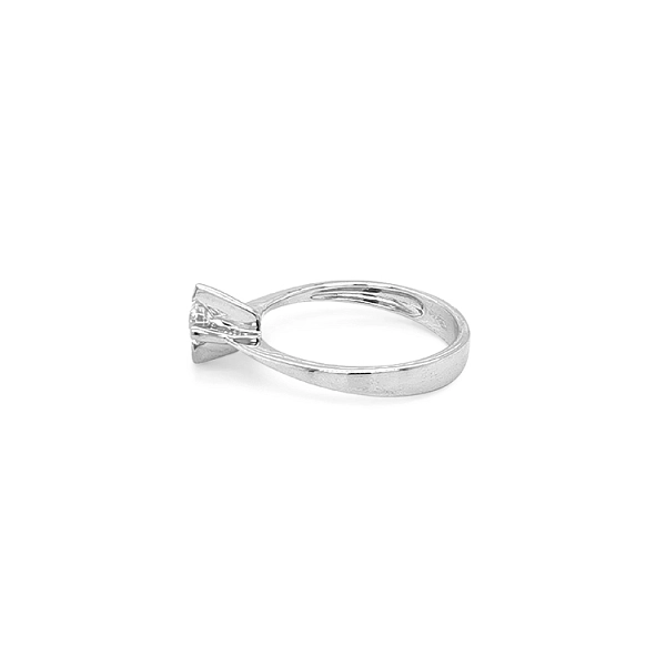 Nhẫn đính hôn bằng vàng với đá zircon