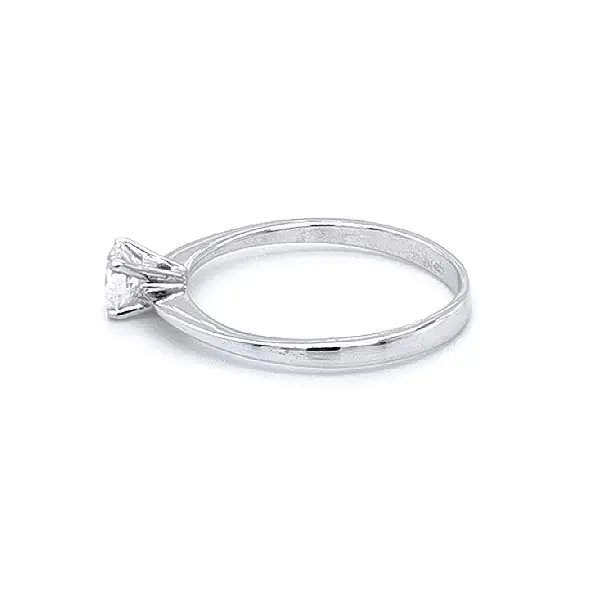 Nhẫn đính hôn bằng vàng trắng và zircon