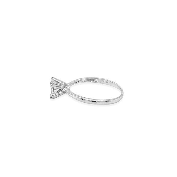 Nhẫn đính hôn bằng vàng với đá zircon
