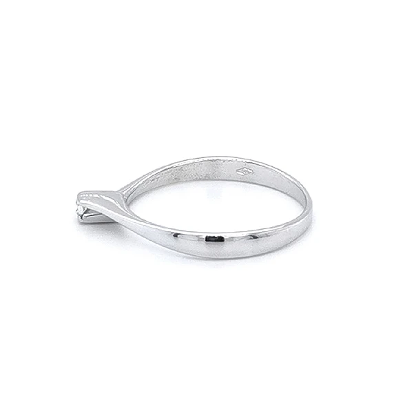 Nhẫn đính hôn bằng vàng trắng và zircon