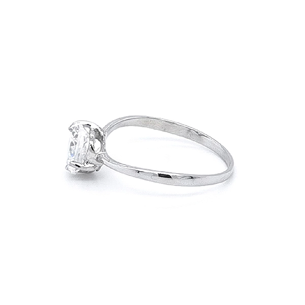 Nhẫn đính hôn với đá zircon