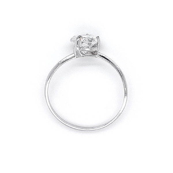 Nhẫn đính hôn với đá zircon