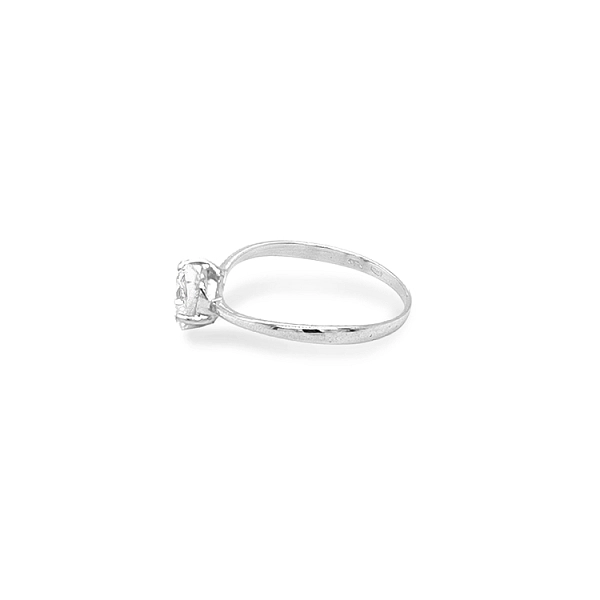 Nhẫn đính hôn bằng vàng với đá zircon