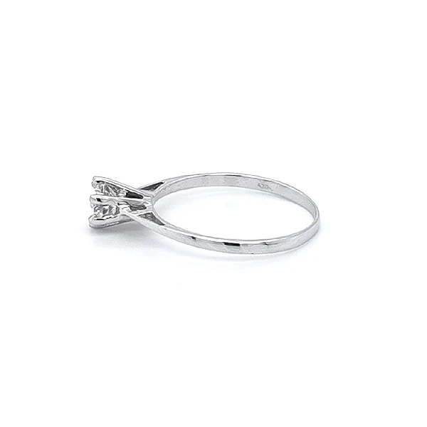 Nhẫn đính hôn bằng vàng trắng và zircon