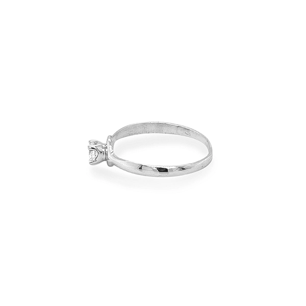 Nhẫn đính hôn bằng vàng với đá zircon