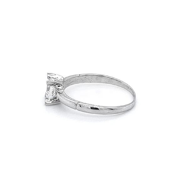 Nhẫn đính hôn bằng vàng trắng và zircon