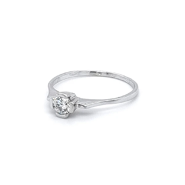 Nhẫn đính hôn bằng vàng trắng và zircon