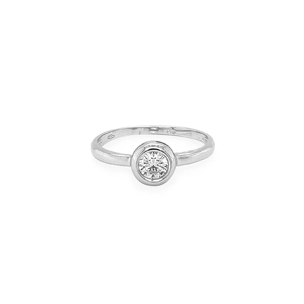 Nhẫn đính hôn bằng vàng với đá zircon