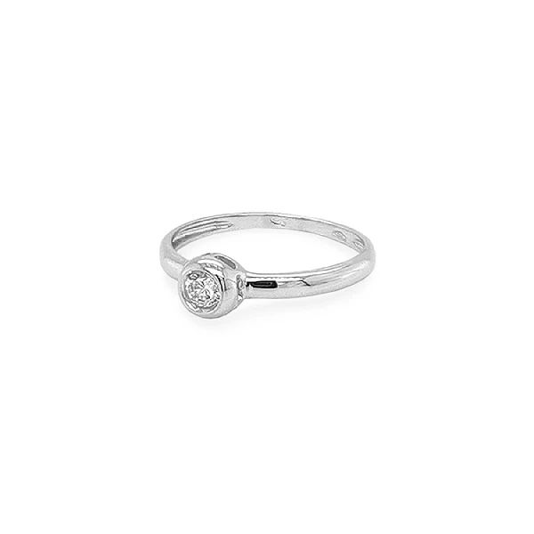 Nhẫn đính hôn bằng vàng với đá zircon