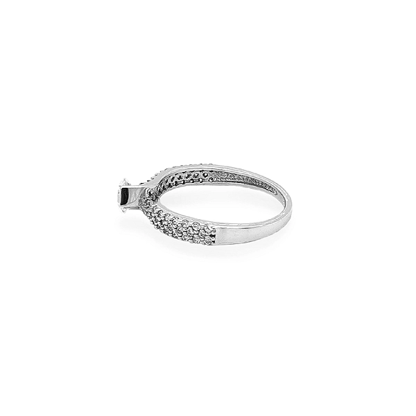 Nhẫn đính hôn bằng vàng với đá zircon
