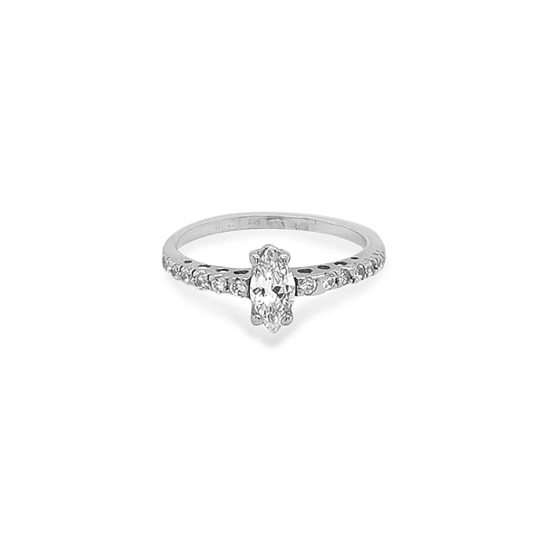 Nhẫn đính hôn bằng vàng với đá zircon