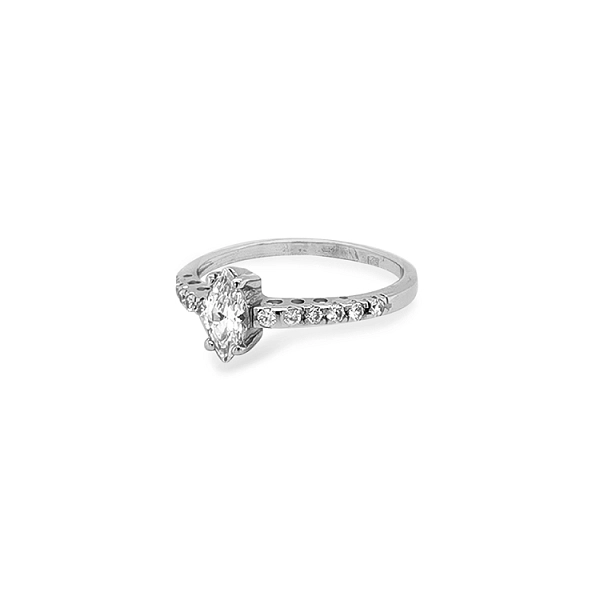 Nhẫn đính hôn bằng vàng với đá zircon