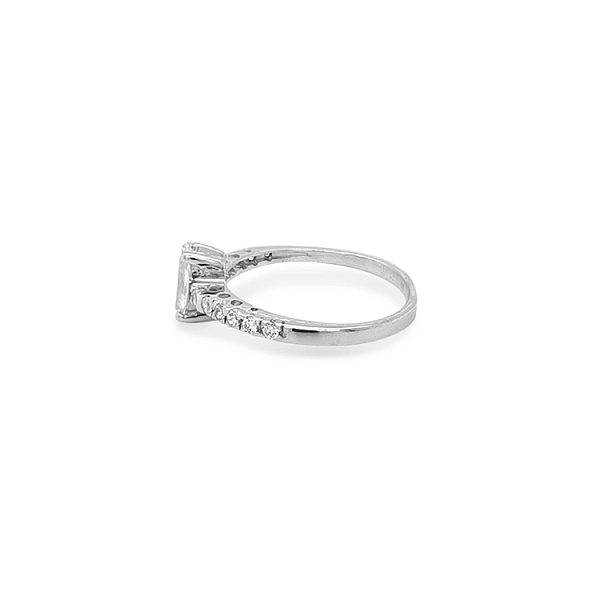 Nhẫn đính hôn bằng vàng với đá zircon