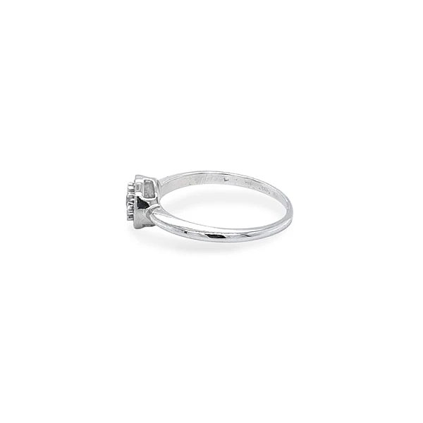 Nhẫn đính hôn bằng vàng với đá zircon