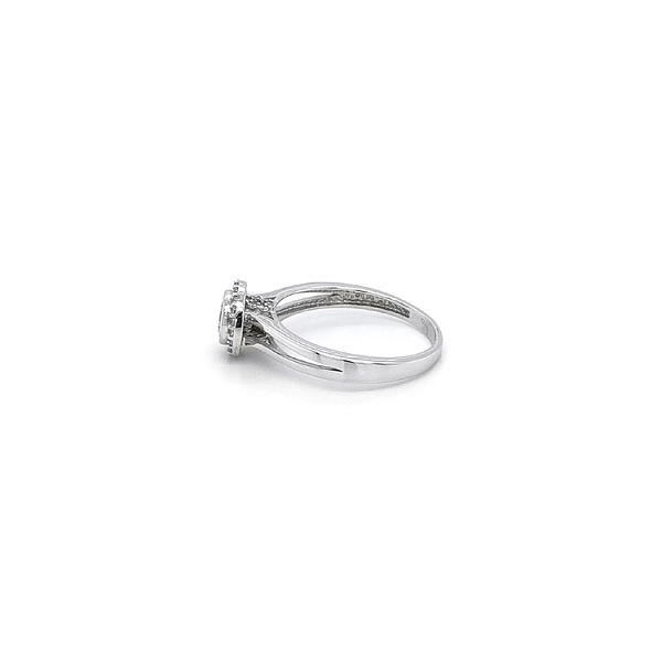 Nhẫn đính hôn bằng vàng trắng và đá zircon trắng
