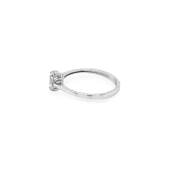 Nhẫn đính hôn bằng vàng với đá zircon