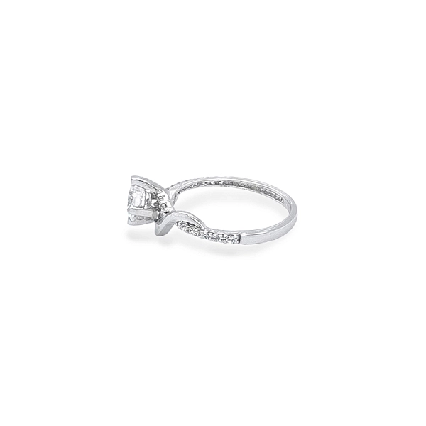Nhẫn đính hôn bằng vàng với đá zircon