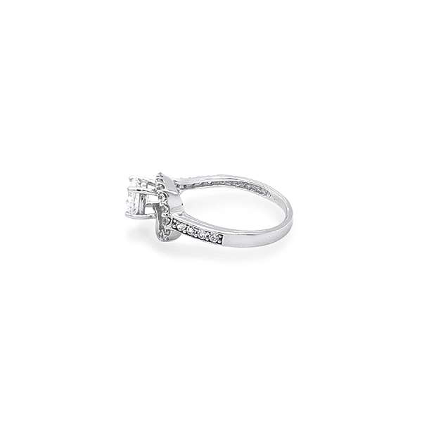 Nhẫn đính hôn bằng vàng với đá zircon