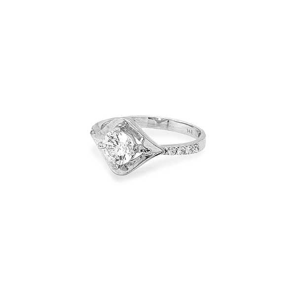 Nhẫn đính hôn bằng vàng với đá zircon