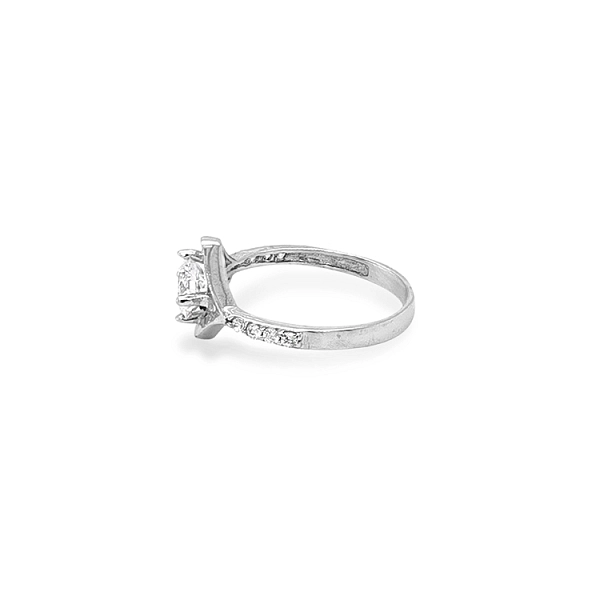 Nhẫn đính hôn bằng vàng với đá zircon