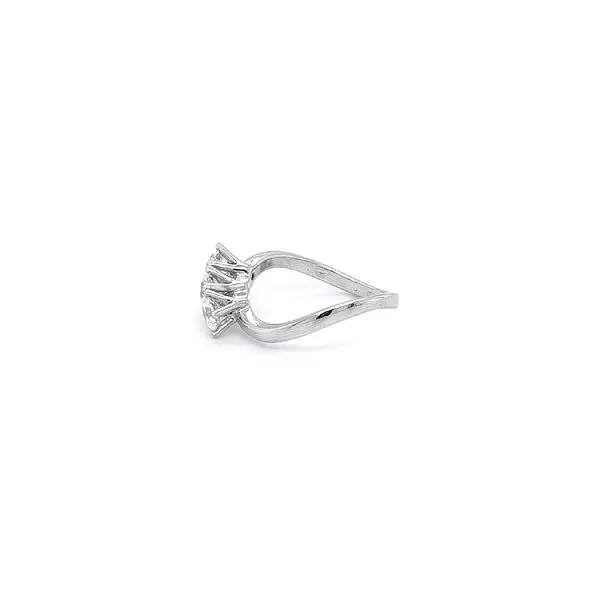 Nhẫn vàng trắng đính đá zircon trắng