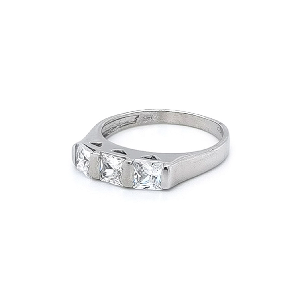 Nhẫn vàng trắng đính đá zircon
