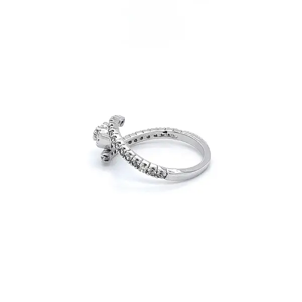 Nhẫn vàng trắng đính đá zircon trắng