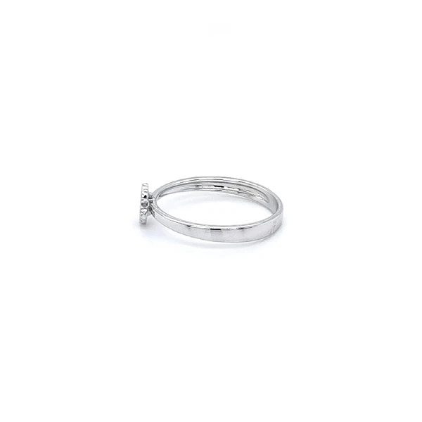 Nhẫn vàng trắng đính đá zircon trắng
