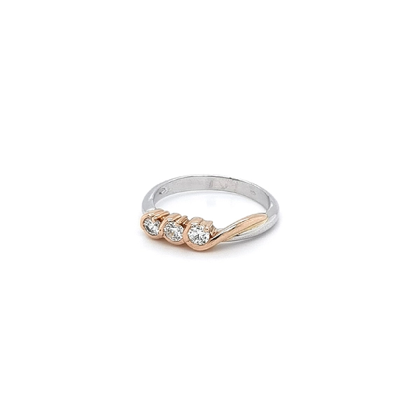 Nhẫn kết hợp vàng và zirconia