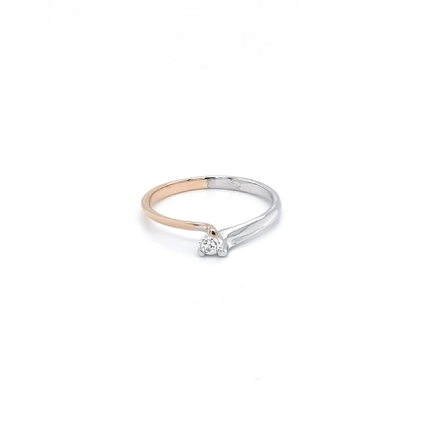 Nhẫn đính hôn với đá zircon làm từ vàng kết hợp