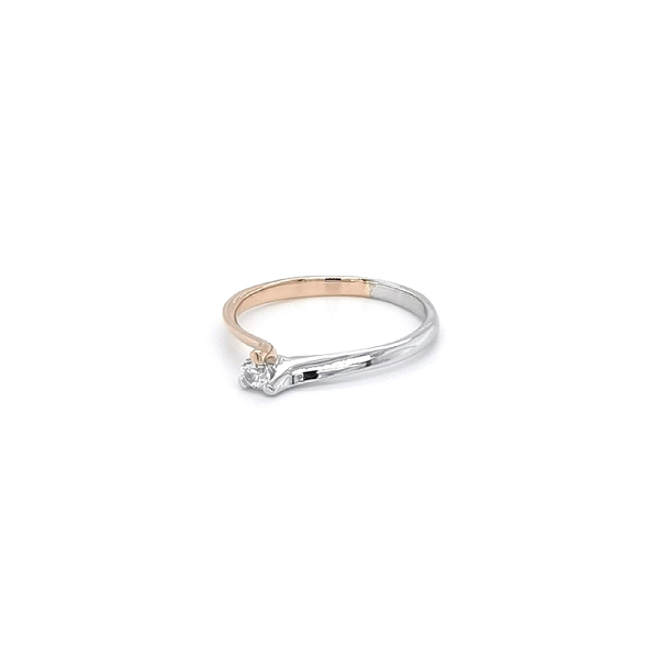 Nhẫn đính hôn với đá zircon làm từ vàng kết hợp