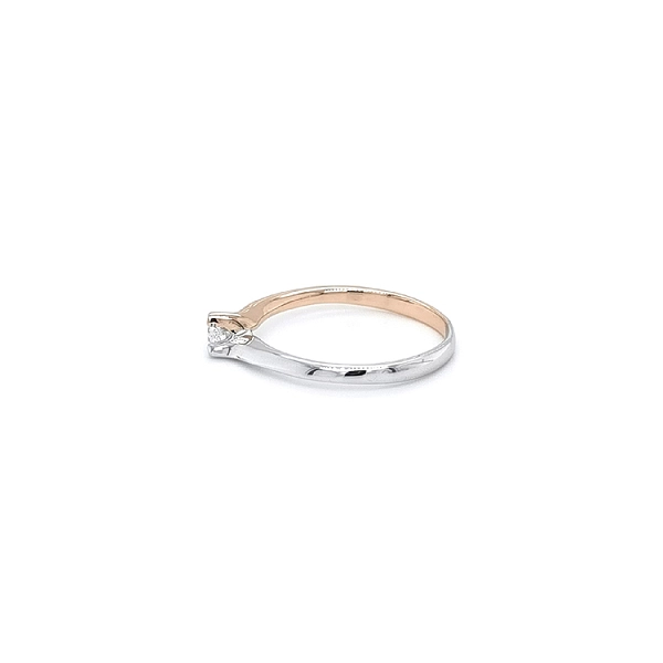Nhẫn đính hôn với đá zircon làm từ vàng kết hợp