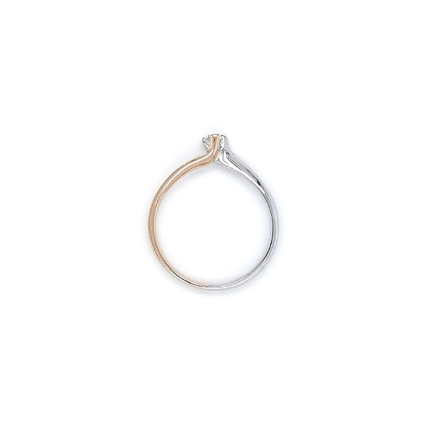 Nhẫn đính hôn với đá zircon làm từ vàng kết hợp
