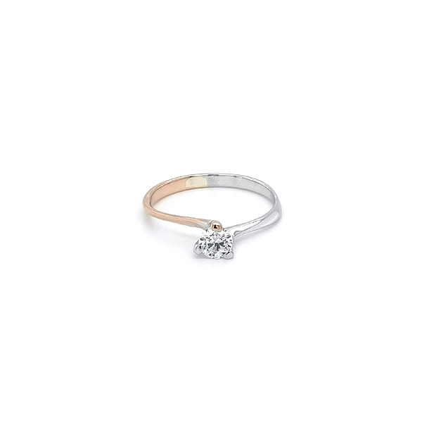 Nhẫn đính hôn với đá zircon làm từ vàng kết hợp