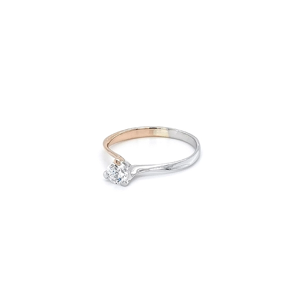 Nhẫn đính hôn với đá zircon làm từ vàng kết hợp