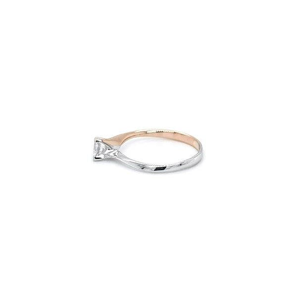 Nhẫn đính hôn với đá zircon làm từ vàng kết hợp