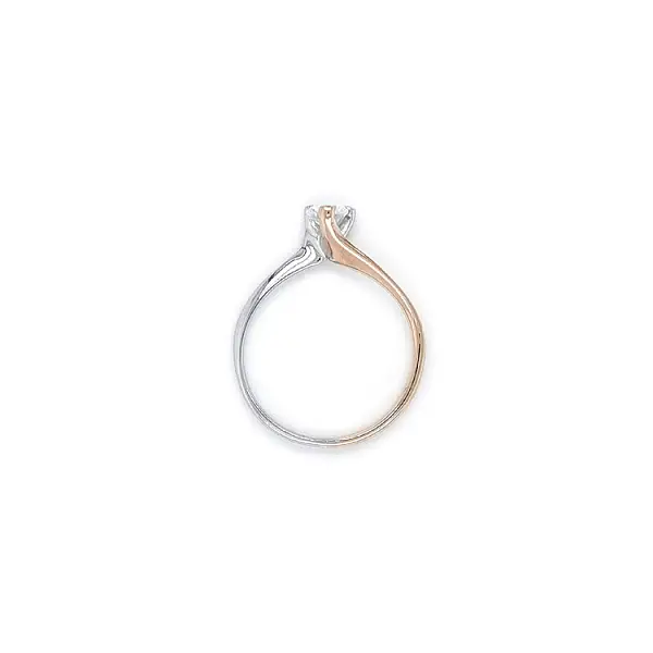 Nhẫn đính hôn với đá zircon làm từ vàng kết hợp