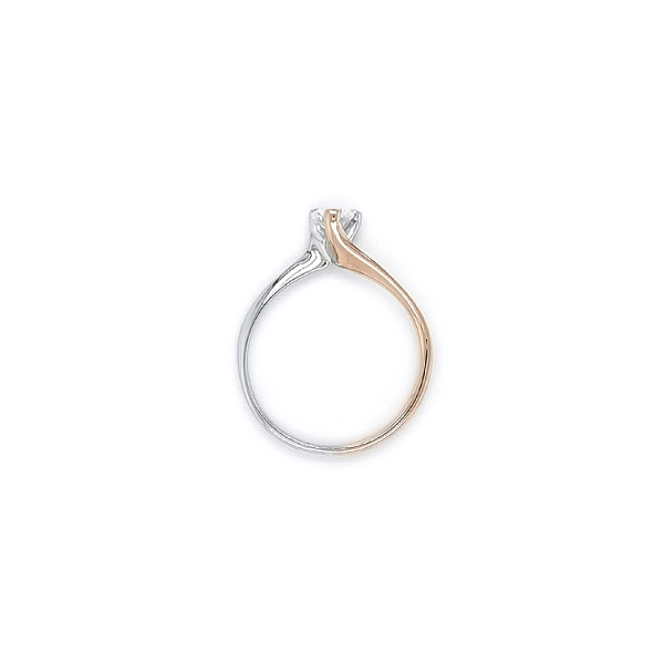Nhẫn đính hôn với đá zircon làm từ vàng kết hợp