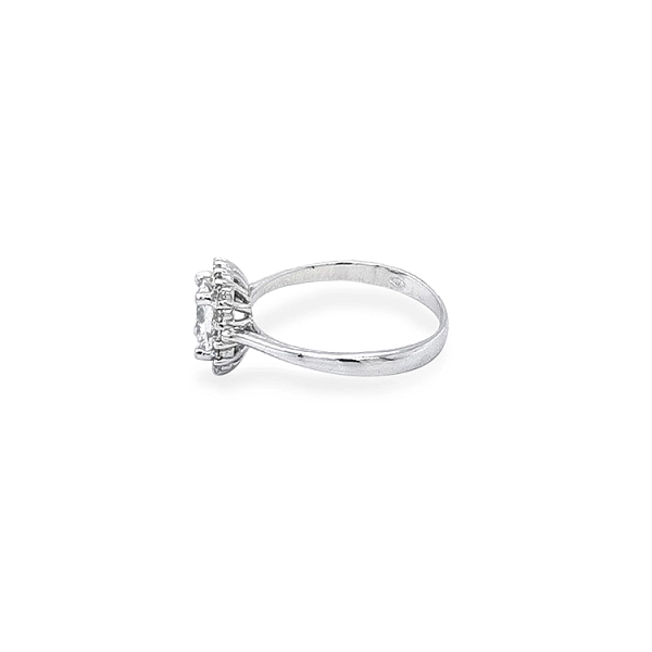 Nhẫn đính hôn bằng vàng với đá zircon