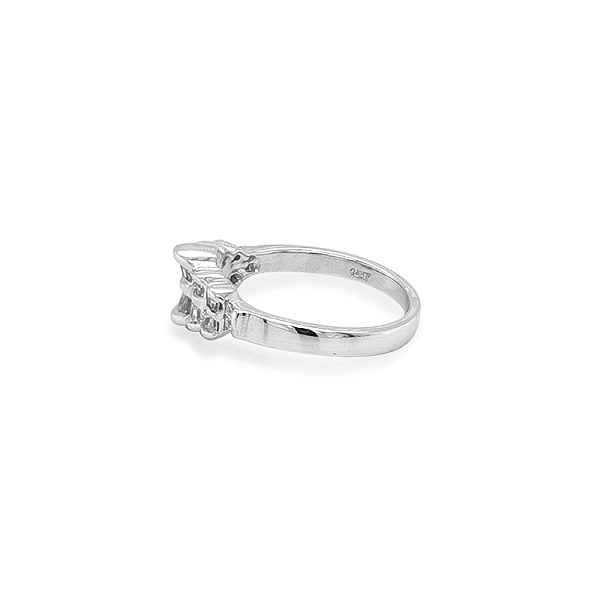Nhẫn vàng đính đá zircon