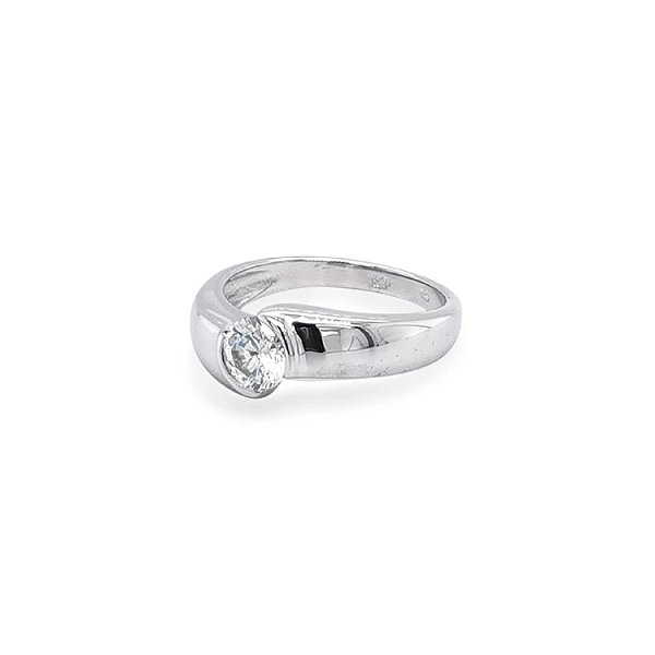 Nhẫn đính hôn bằng vàng với đá zircon
