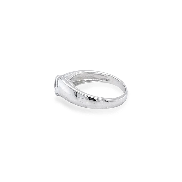 Nhẫn đính hôn bằng vàng với đá zircon